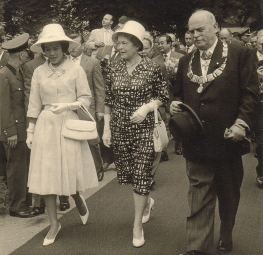 The Queen, The Myor and his wife