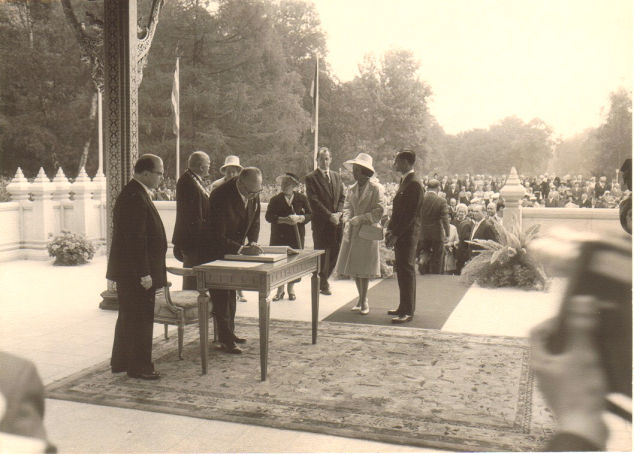 sala guestbook signing